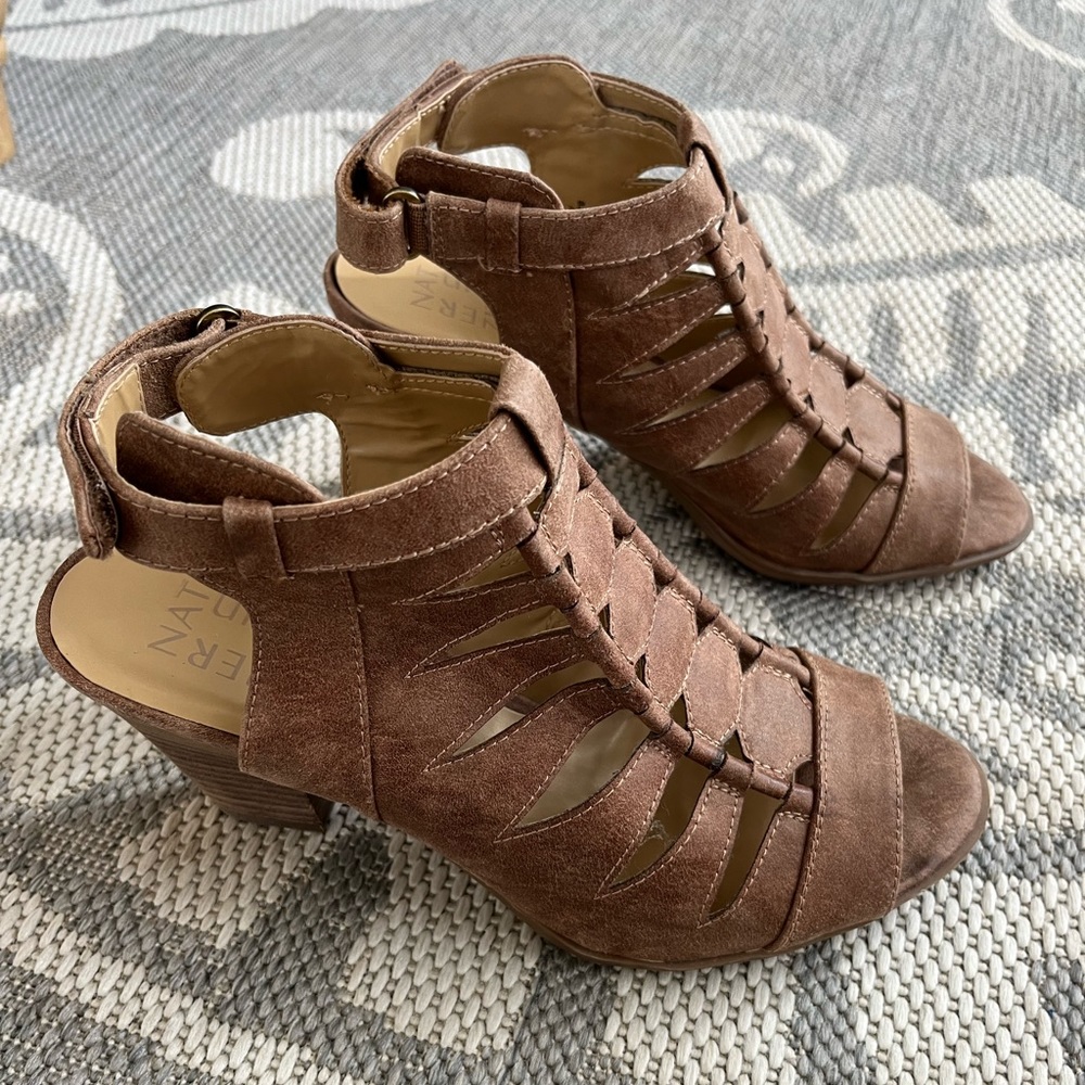 NATURALIZER OPEN TOE CUT OUT SANDALS. SIZE 8.5 M